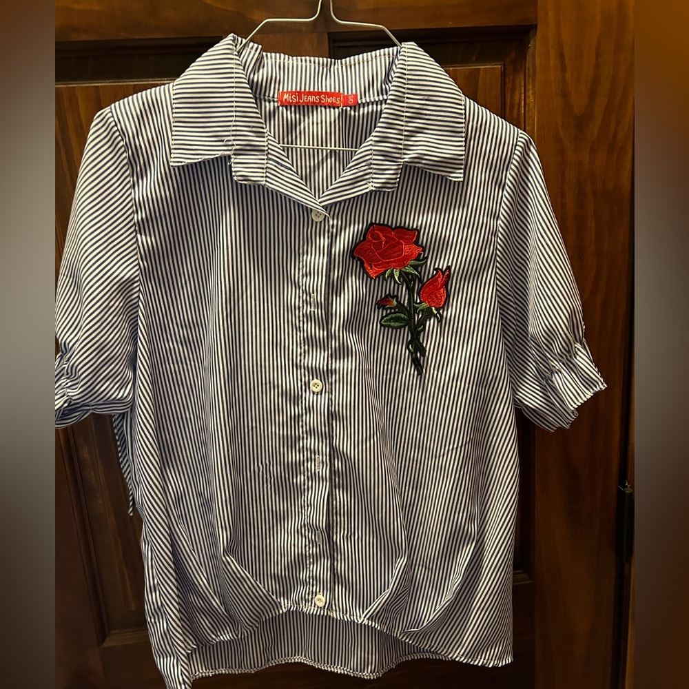 Great condition. Great quality. No stains. Cute flower.
